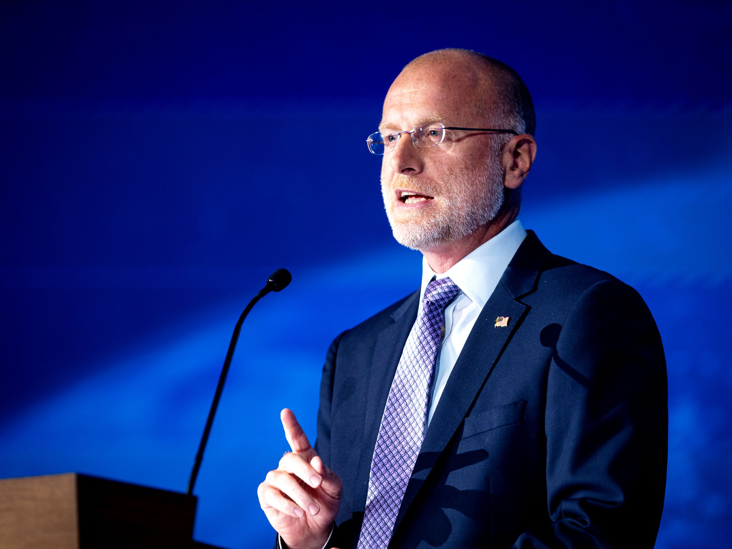 Brendan Carr no va a parar hasta que alguien hace Él